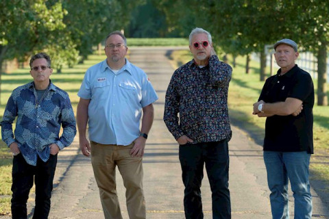 A banda The Melancholy Kings, de Nova Jersey, canaliza o romance do cinema noir no single onírico "New Girl".